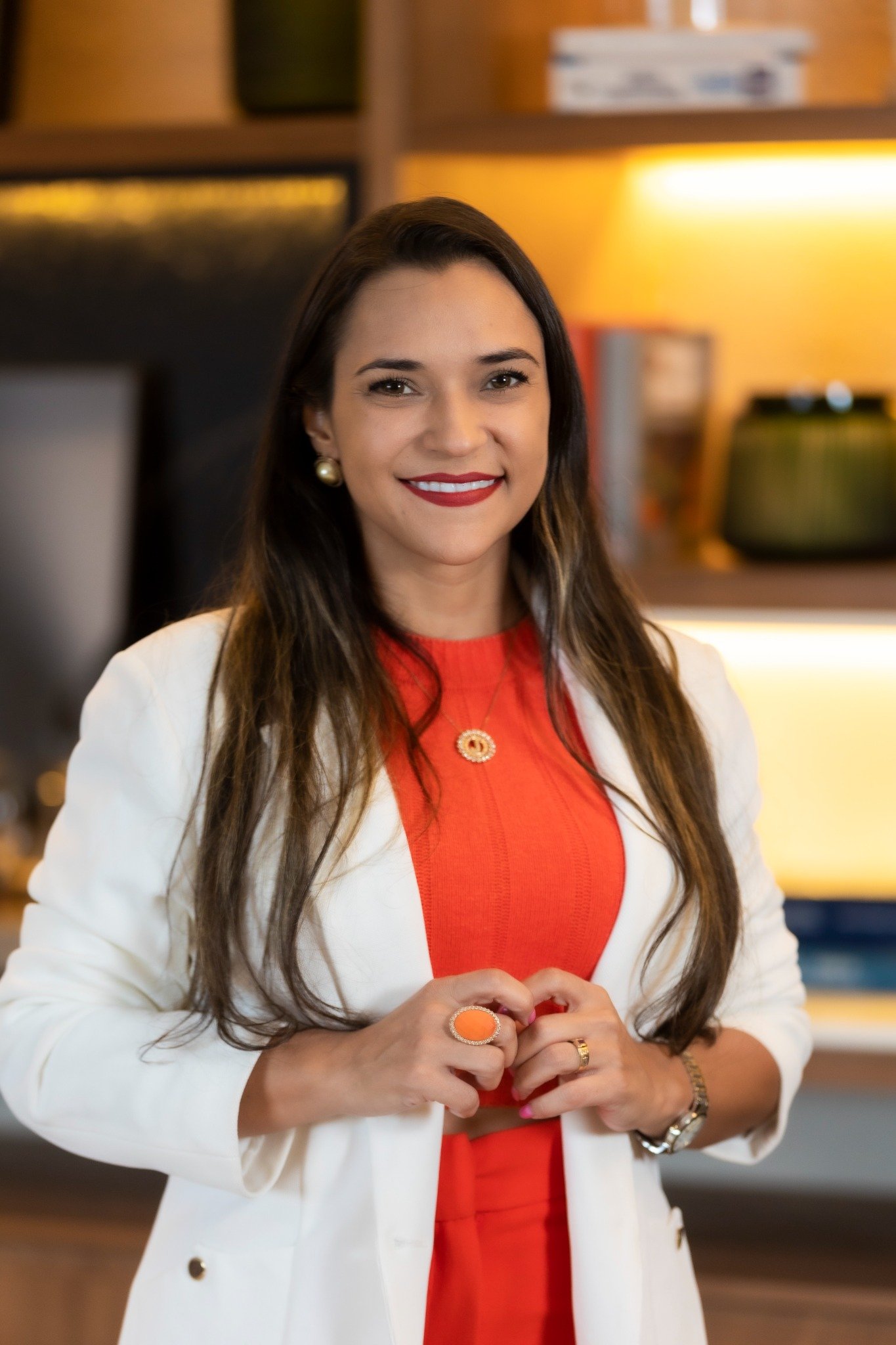 Dra. Janaína Souza Ferreira em seu ambiente profissional